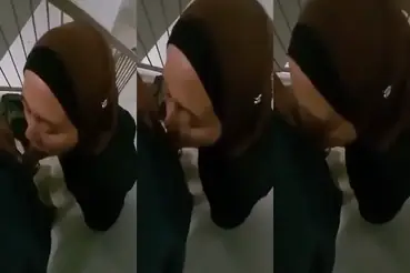 Ukhti Hijab Cantik Pasrah Servis Di Tangga